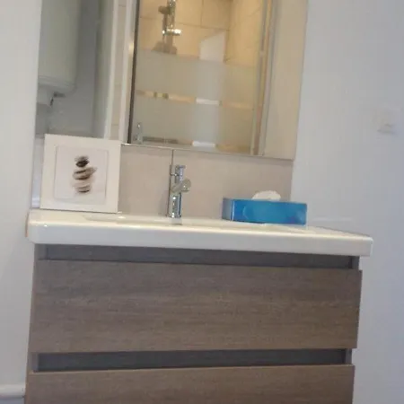 Apartment En Bord De Avec Ascenseur - - Fr-1-308-77 Le Lavandou